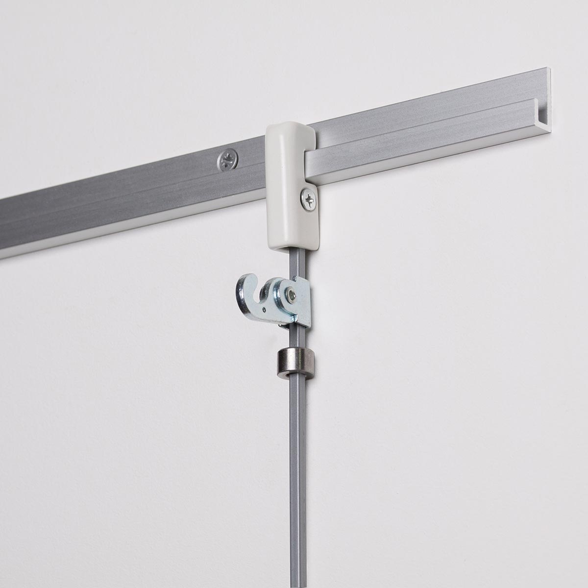 STAS j-rail max 300 cm, eenvoudig te combineren met andere railsystemen.