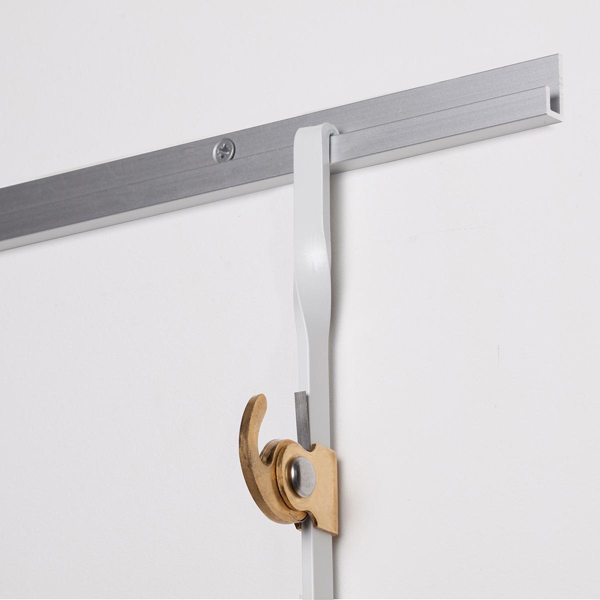STAS j-rail max 300 cm, voor een flexibele en veelzijdige wandoplossing.