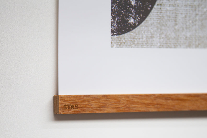 STAS posterhanger teak: een moderne manier om je kunstwerken met stijl te presenteren.
