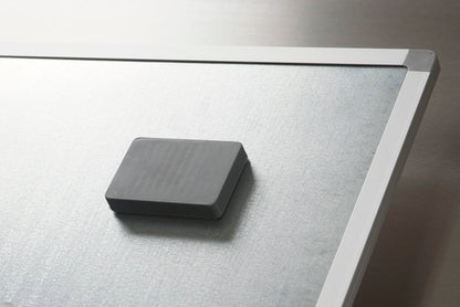 Bordmagneet met dubbelzijdige tape voor bevestiging aan prikborden en whiteboards zonder schade.