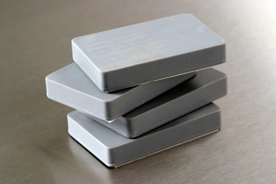 Bordmagneet met dubbelzijdige tape, ideaal voor flexibele en stabiele ophangmogelijkheden.