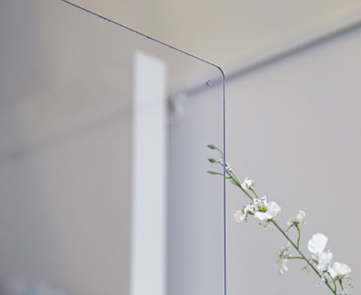STAS plexiglas scherm - staand, met uitsparing is 115x80 cm en biedt uitstekende zichtbaarheid zonder vertroebeling.