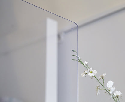 STAS plexiglas scherm - staand, met uitsparing is 115x80 cm en biedt uitstekende zichtbaarheid zonder vertroebeling.