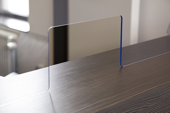 STAS plexiglas scherm - staand, met uitsparing is gemaakt van 5mm dik SAN XT plexiglas voor duurzaamheid.