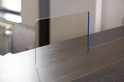 STAS plexiglas scherm - staand, met uitsparing is gemaakt van 5mm dik SAN XT plexiglas voor duurzaamheid.